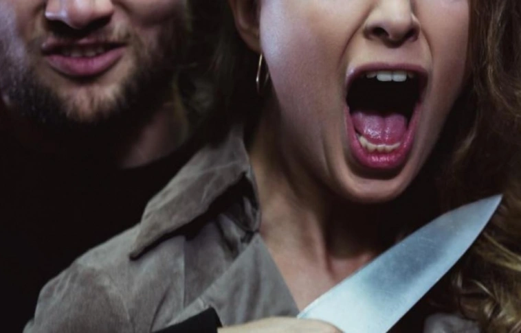 Álmában akarta elvágni volt felesége nyakát