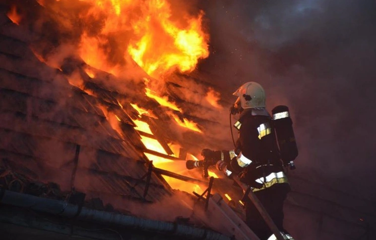 Kigyulladt egy épület tetőszerkezete Mádon