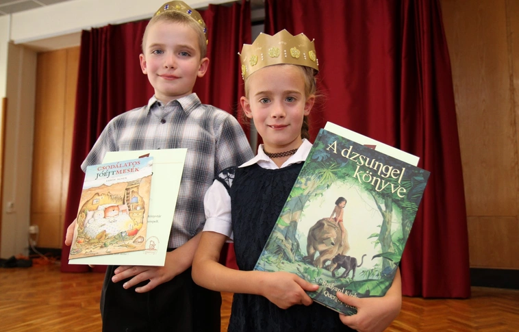 Könyves Vasárnap: bábozás, gyöngyözés, vetélkedők a könyvtárban