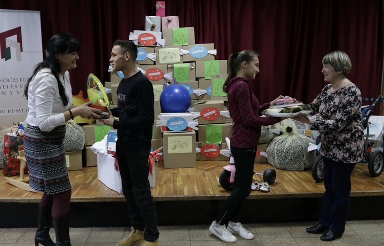 Otthonban élő gyermekeknek gyűjtött ajándékot a könyvtár