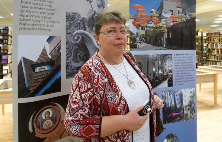 „Megmutatom mindazt, ami Miskolcon gyönyörűség” – Kupcsik Sarolta fotókiállítása a megyei könyvtárban