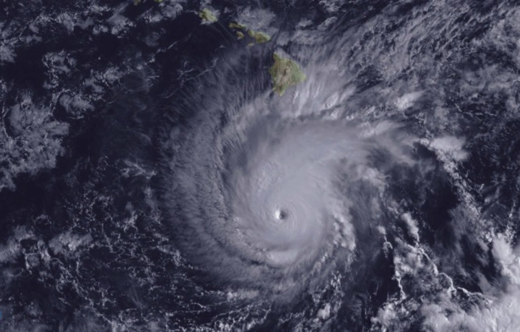 Kegyetlen hurrikán tombol Hawaiin (Videókkal!)