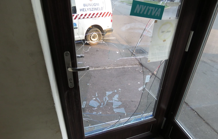 Kővel "kopogott" be a bolt ajtaján