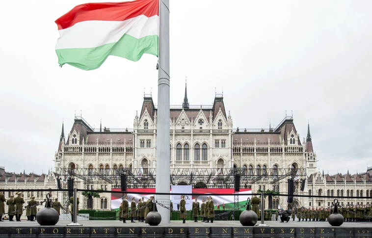 Felvonták, majd félárbócra engedték a nemzeti lobogót az Országház előtt