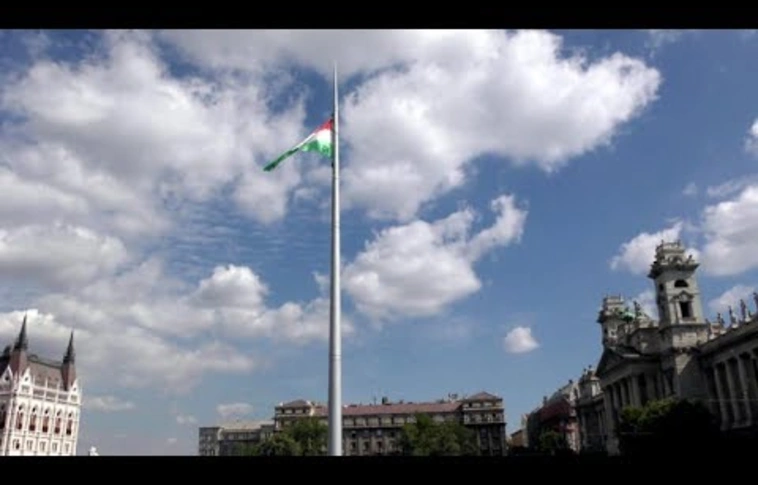 Közérdekű munkára ítélték a Kossuth téri országzászló megrongálóját