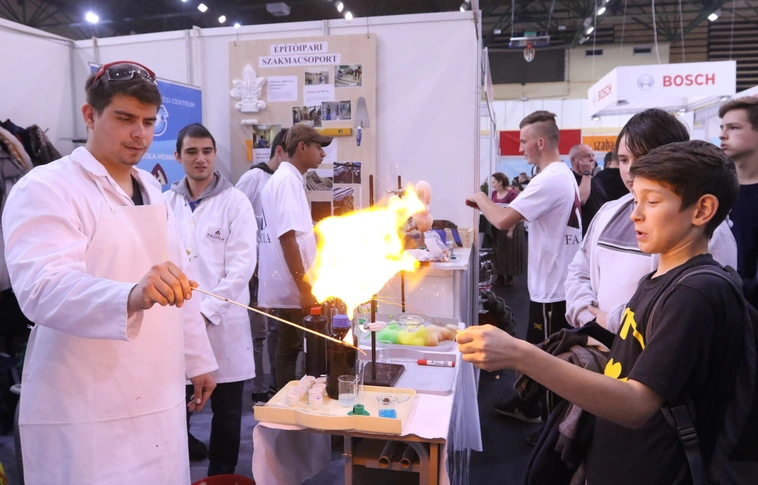 "Szabad a pálya" - ismét kiállítással segítették a fiatalokat a megfelelő szakmaválasztásban (Képgalériákkal)