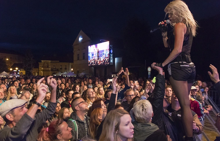 „Nagyon várjuk a hétvégét” – Péterfy Bori & Love Band a Becherovka Miskolci Farsangon