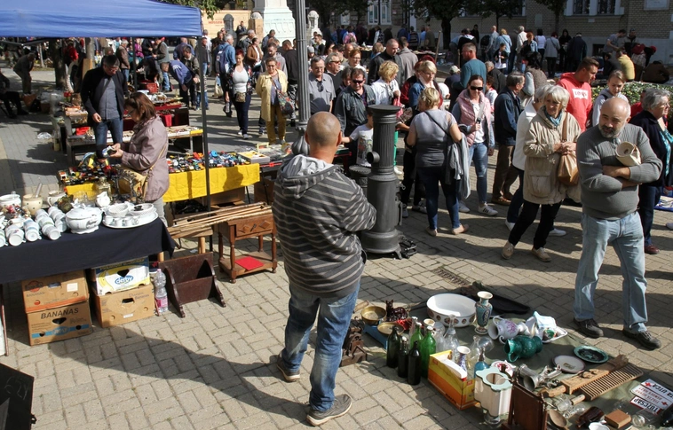 Gyönyörű idő fogadta a város antik vásárát a főutcán (Képgalériával!)