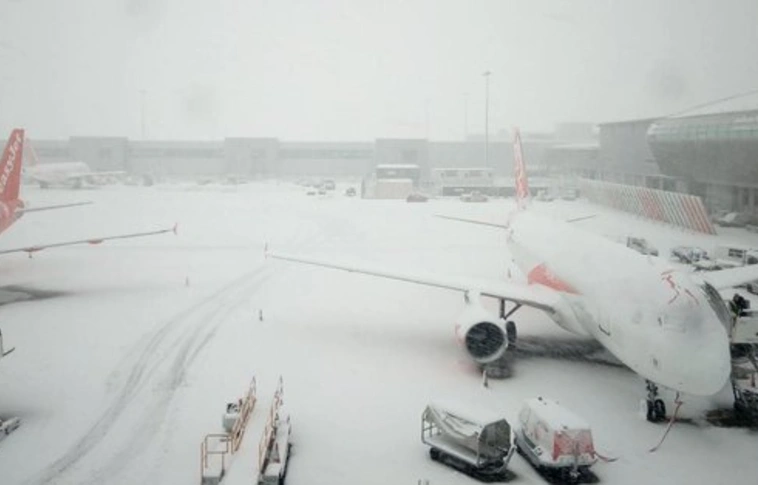 A havazás miatt áll a közlekedés a Köln-Bonn nemzetközi repülőtéren