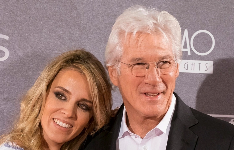 Richard Gere 69 évesen apuka lett
