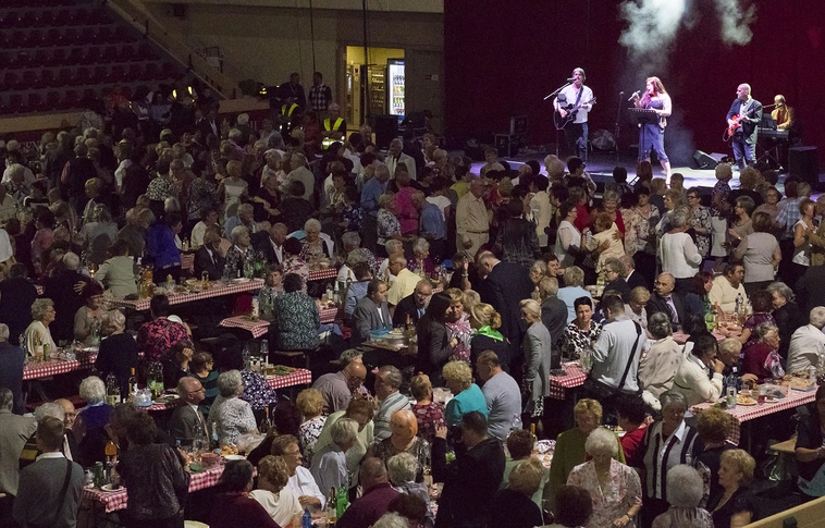 Salkaházi szüreti bál: ismét megtöltötte a sportcsarnokot az ország egyik legnagyobb nyugdíjas közössége (Képgalériákkal!)