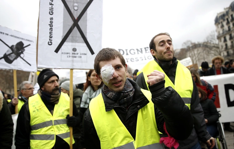 A rendőri erőszak ellen tüntettek a sárgamellényesek