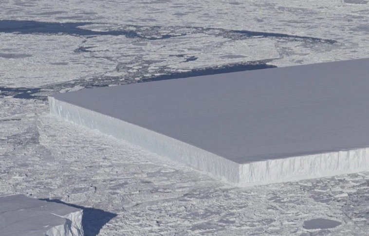 Szögletes jégtáblát fotóztak a NASA munkatársai