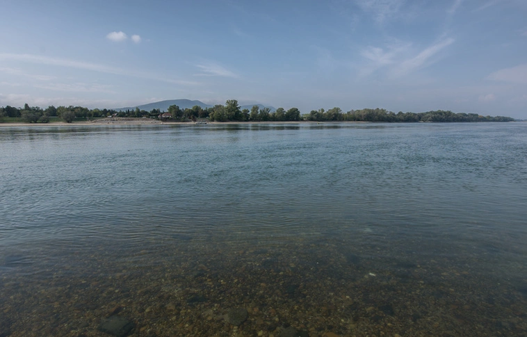 Elmerült férfit keresnek a Dunában