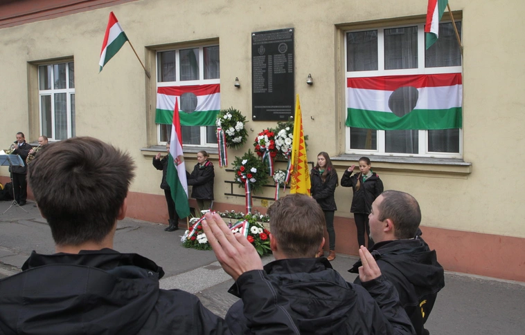 Miskolc is emlékezett, az első koszorúk 