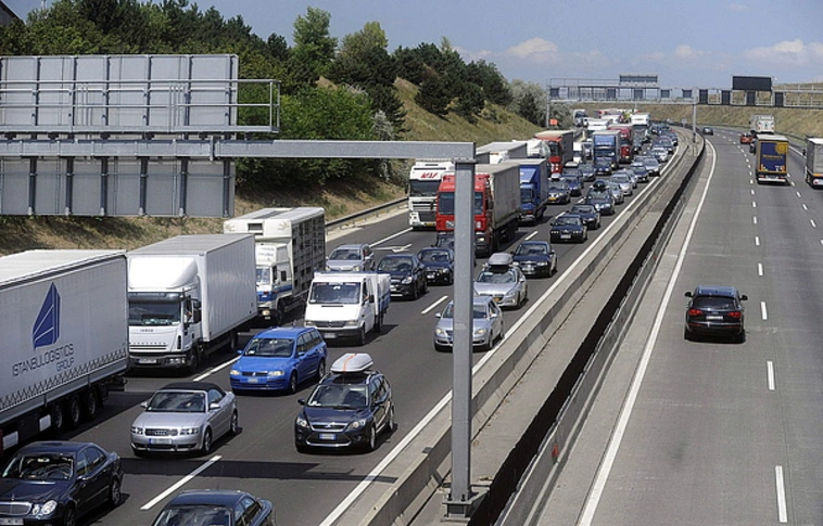 Egy teherautó és két személyautó ütközött az M3-as autópályán