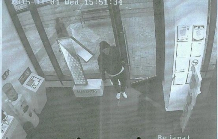 A kamera felvette - elvitt egy nyolcvanezres telefont a főutcai üzletből 