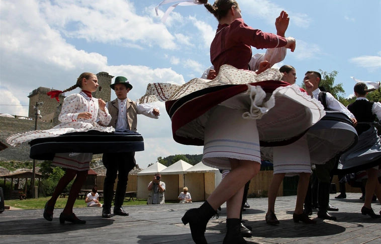 Felnőtteknek Borsodi Fonó, gyerekeknek Manó Fonó -  folkfesztivál a Diósgyőri várban 