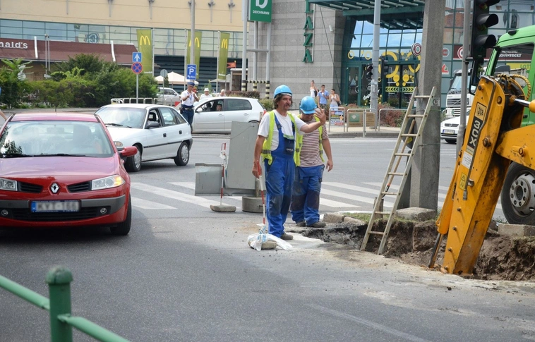 Kettő az egyben - megújul a 26-os út egy szakasza és a vízvezetékrendszer is a Búza tér mellett