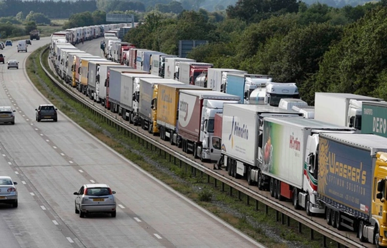 Migránsokat találtak egy hűtőkocsiban Calais-nál