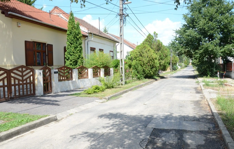 Vége a gejzírnek a Ferenc utcában - a vezetékek sem bírják az extrém időjárást 