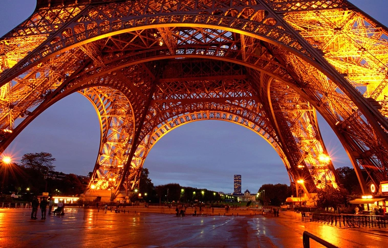 Tiszta tériszony! Az éj leple alatt mászták meg az Eiffel tornyot 