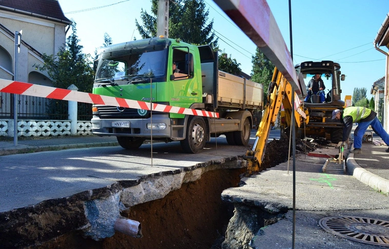 Csőtörések utcája volt, elkezdték a vezetékcserét a Hejő utcában