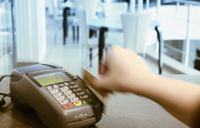 NAV: adócsalásnak minősül a készpénzfelvétel a Penny Marketben