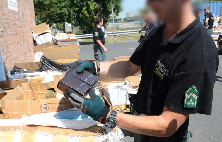 Illatos fogás az M3-ason – 400 milliós hamis parfümöt találtak egy hűtőkamionban