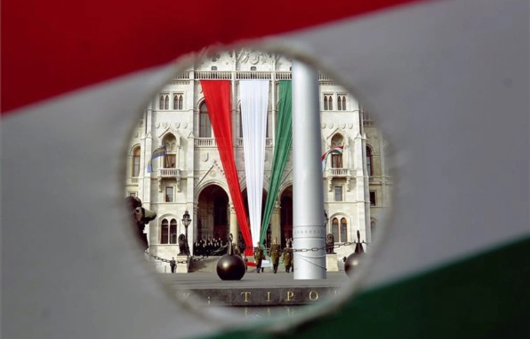 Felvonták a nemzeti lobogót a Parlament előtt