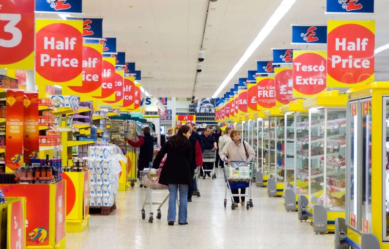 Több mint 50 százalékkal csökkent a Tesco féléves eredménye
