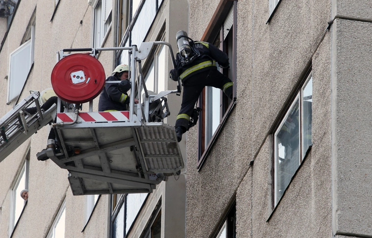 Tűz a Kuruc utcán – gázálarcban mentették a lakókat