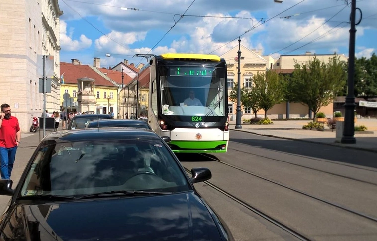 Úgy parkolt, hogy még a villamos is megállt