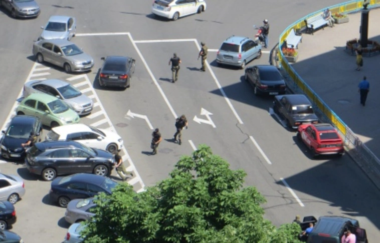 Lövöldözésbe torkollt egy autós üldözés Kijevben, egy ember meghalt