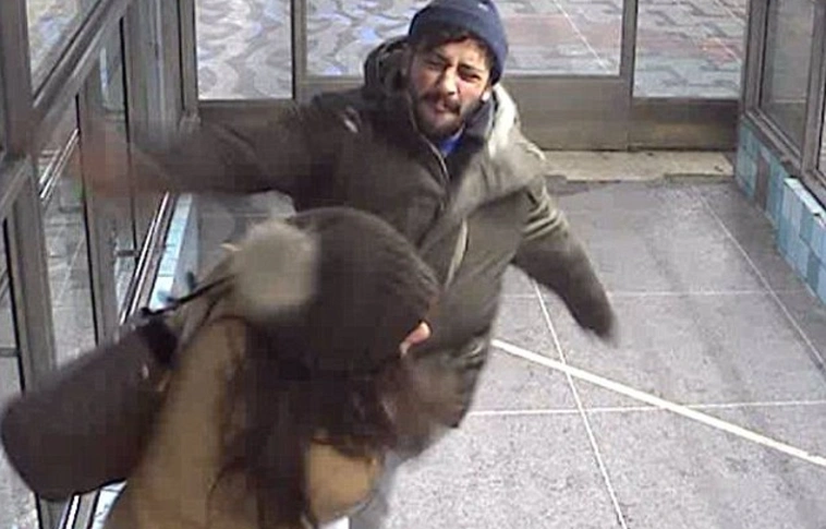 Brutalitás Svédországban: a zsebes megütötte az anyát a gyerekei szeme láttára