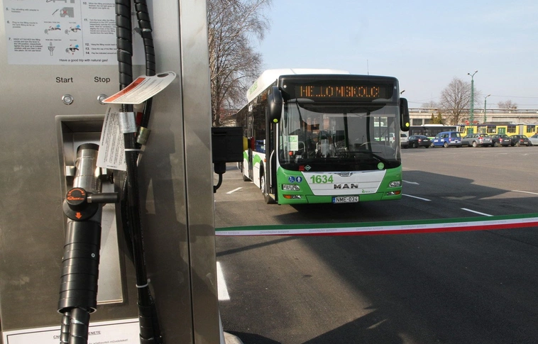 Átadták a töltőállomást, nem lesz üres a buszok tankja 