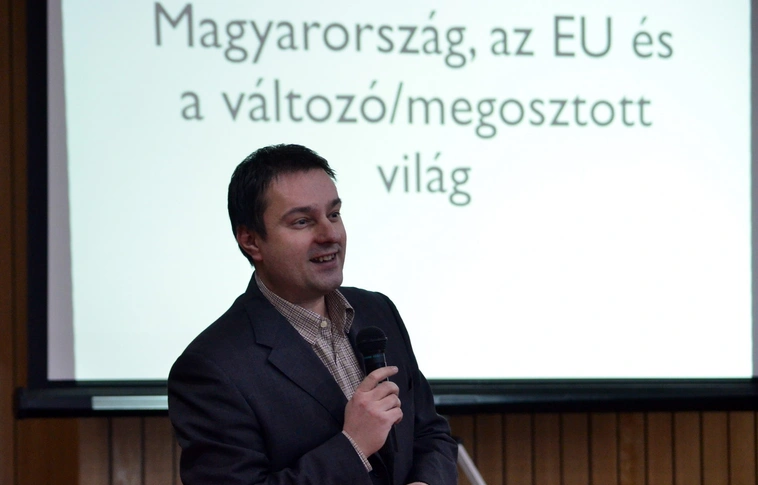 Változó és megosztott világ – Kiszelly Zoltán előadása Miskolcon