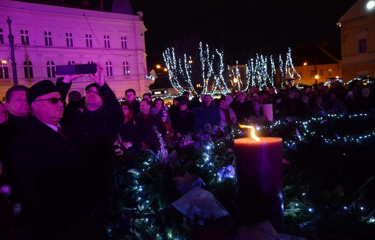 Advent második vasárnapján meggyújtották a remény gyertyáját a Szent István téren  
