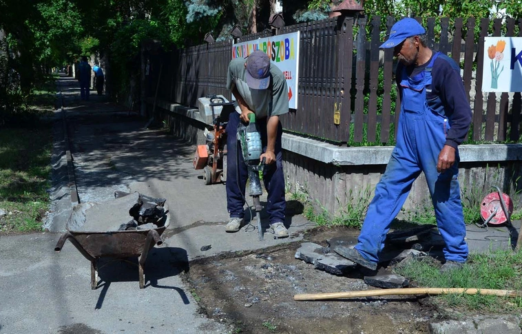 Rendbe hozzák a járdát a Győri kapuban