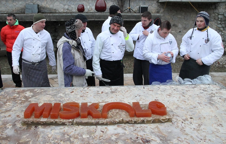 Hétfőtől kocsonyakupon! Farsangi óriáskocsonya Miskolcon 