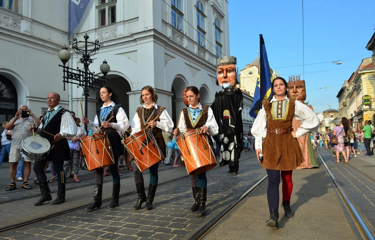 Még a villamos is megáll az Operafesztivál miatt