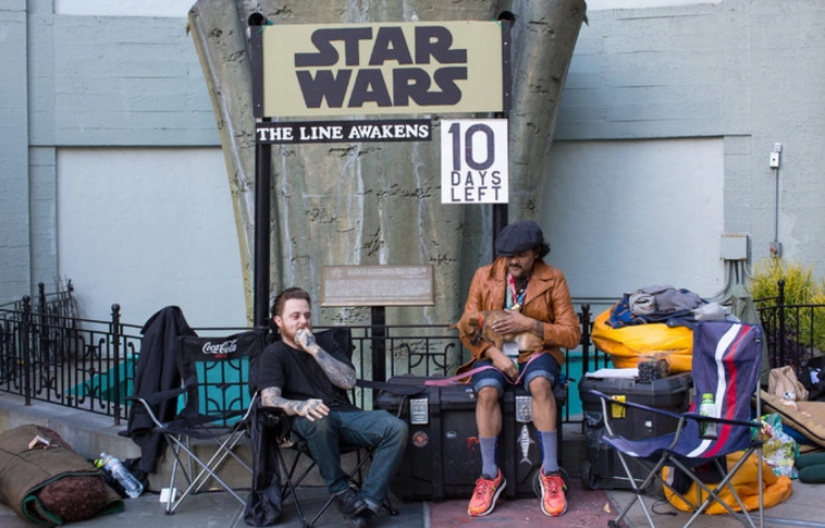 Elkezdődött a kempingezés: a Star Wars-rajongók már gyülekeznek a premierre 