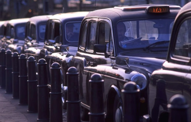 Befullad a hagyományos brit taxispiac az Uber miatt