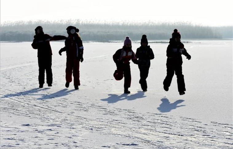 Saját felelősségre már lehet korcsolyázni a Holt-Tiszán, a Balatonon még nem javasolt a jégre menni