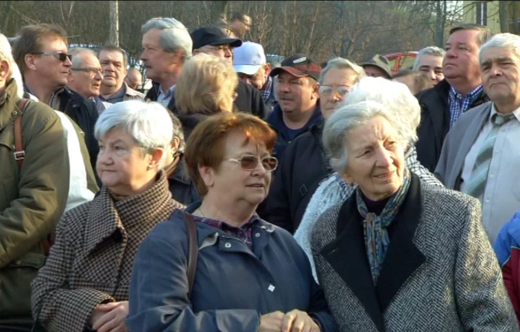 Pedagógustüntetés szépkorúakkal?