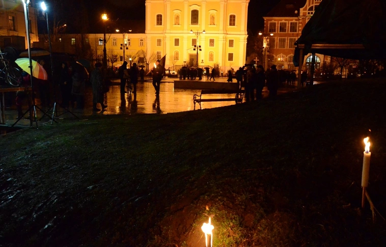 Több ezren tüntettek Miskolcon a Hősök terén