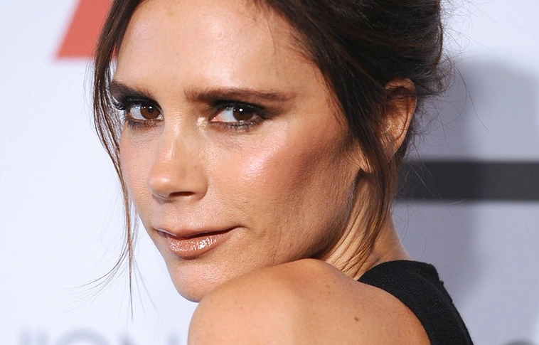Victoria Beckham combjából hiányzik egy méretes darab ezen a Vogue fotón