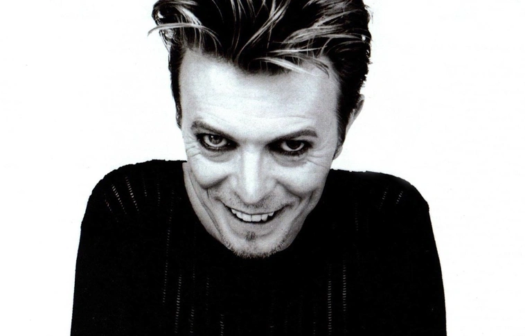 Elárverezik Dawid Bowie gyűjteményét