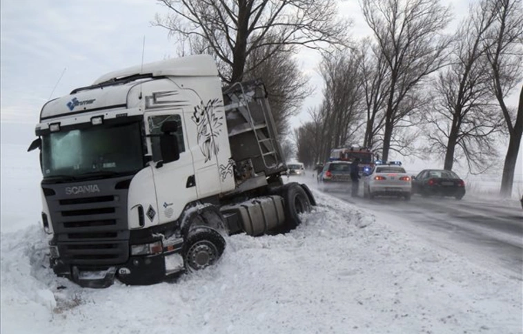 Szó szerint kidőltek a kamionok a 37-esen – VIDEÓVAL 