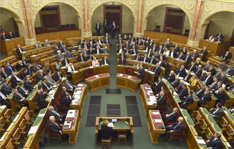 Betonkeverőből kellett kimenteni egy férfit